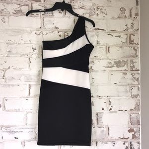 One shoulder back and white mini